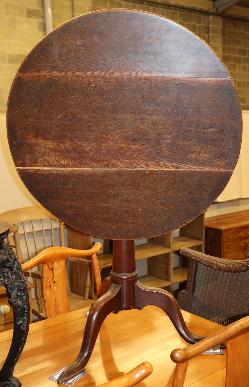 A George III circular oak tilt top tea table, diameter 78cm, H.78cm